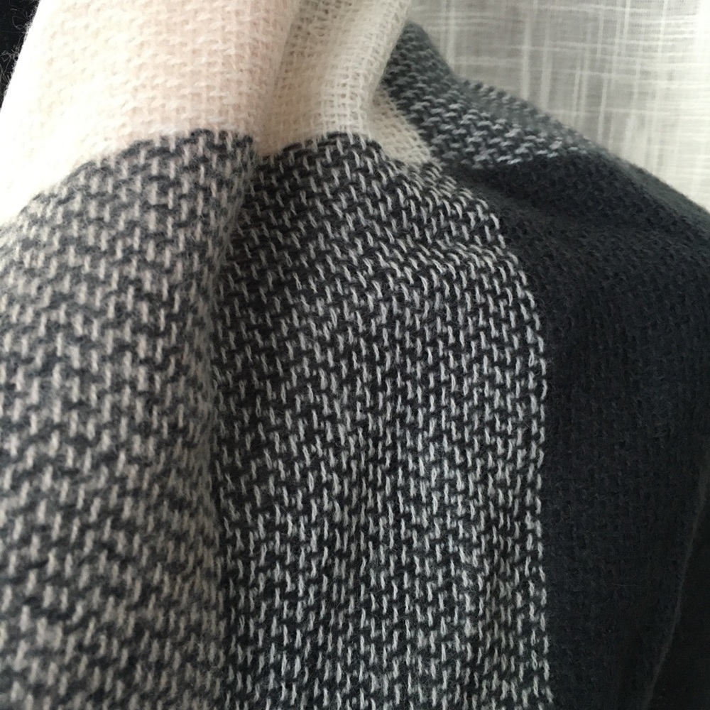 Big Triangular Scarf - Picture 3 of 4